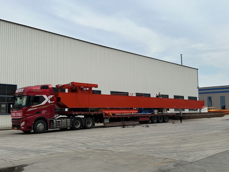 重慶某公司采購(gòu)我公司一臺(tái)新式雙梁通用橋式起重機(jī)。